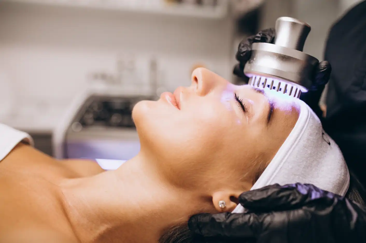 Жінка на світлотерапії обличчя. OptMaster: доставка, імпорт beauty-товарів та обладнання для краси з Китаю.