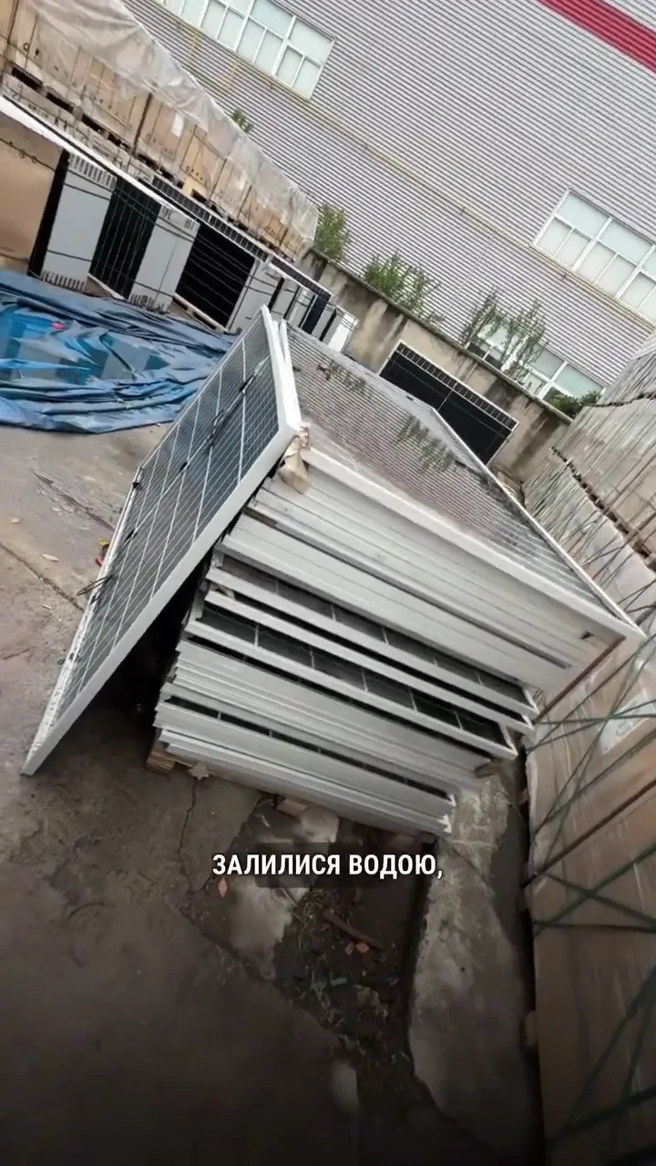 Б/у сонячні панелі, що зберігалися просто неба і залилися водою — чужа партія в Китаї