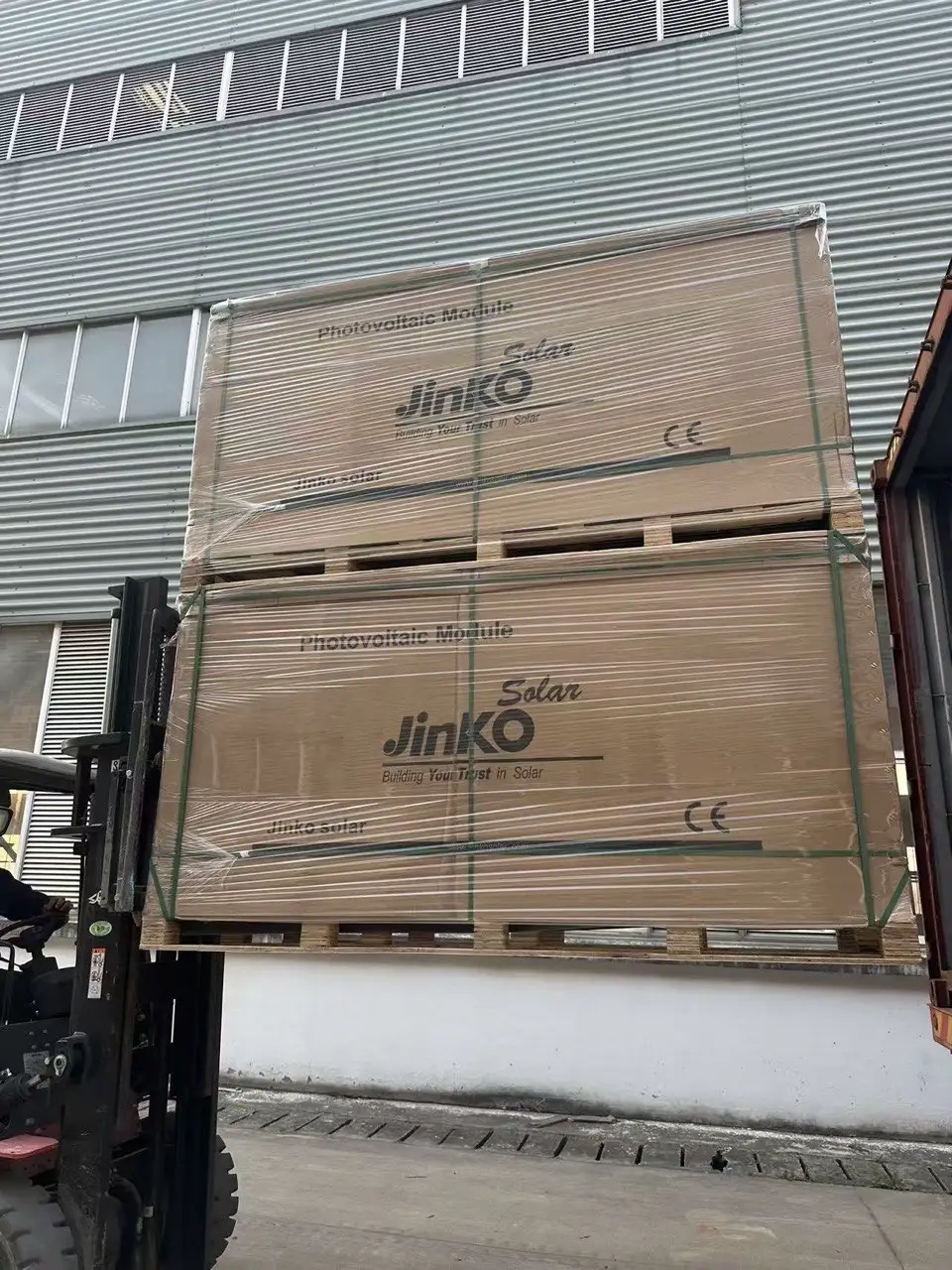 Трал із палетами сонячних панелей Jinko біля складу в Китаї