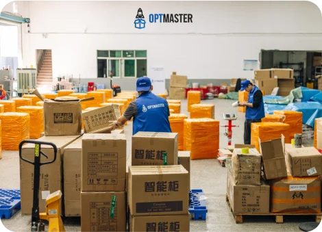 Складська логістика OptMaster: працівники сортують і пакують товари для імпорту та карго-доставки з Китаю в Україну.