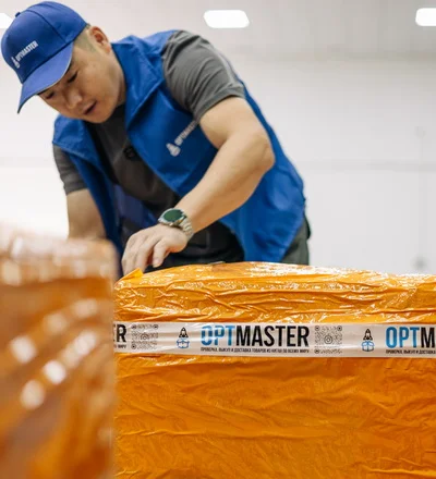OptMaster: працівник пакує вантаж для карго доставки, імпорту, логістики, митного оформлення з Китаю в Україну.