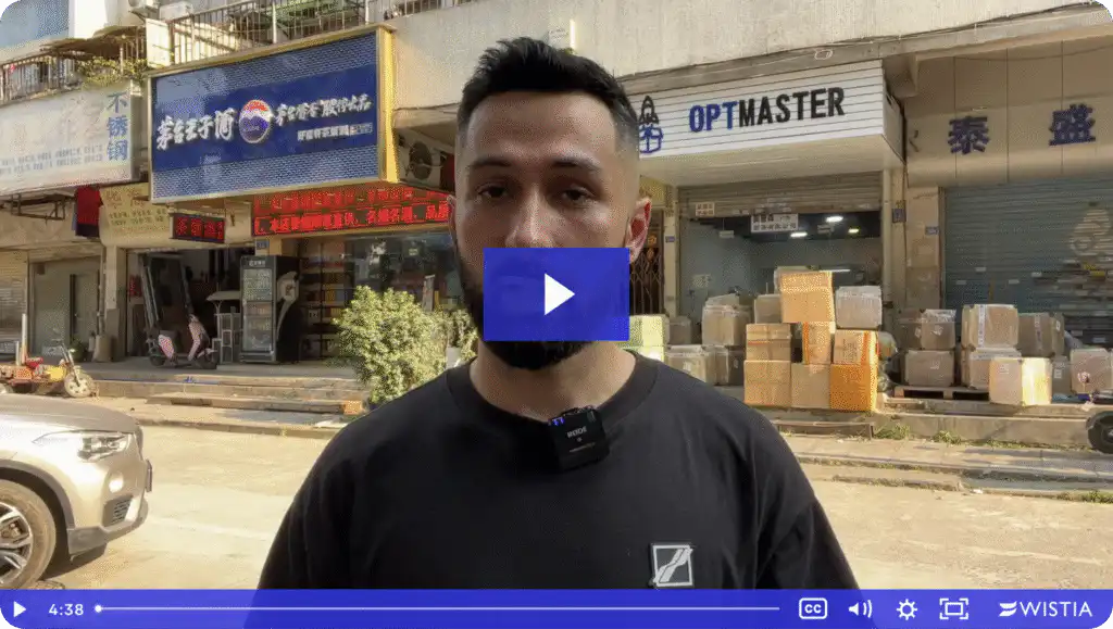 OptMaster: представник на складі з коробками. Доставка товарів з Китаю в Україну, логістика, митне оформлення.