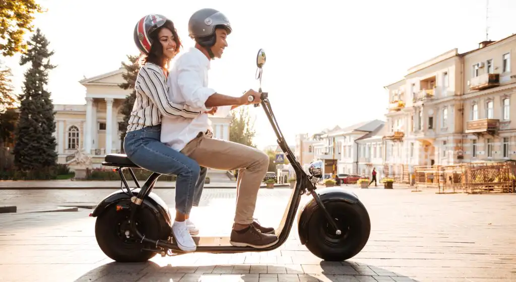Імпорт електроскутерів з Китаю. Задоволена пара насолоджується швидкою доставкою товарів від OptMaster.