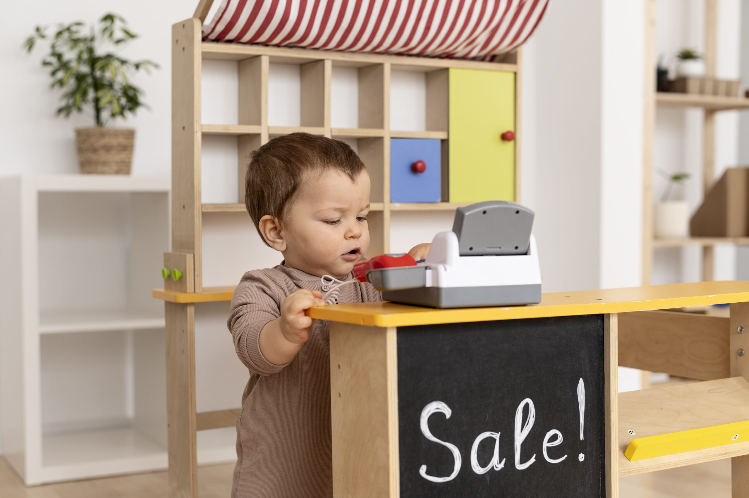 Малюк за іграшковою касою "Sale!". OptMaster: імпорт, доставка, митне оформлення товарів з Китаю.