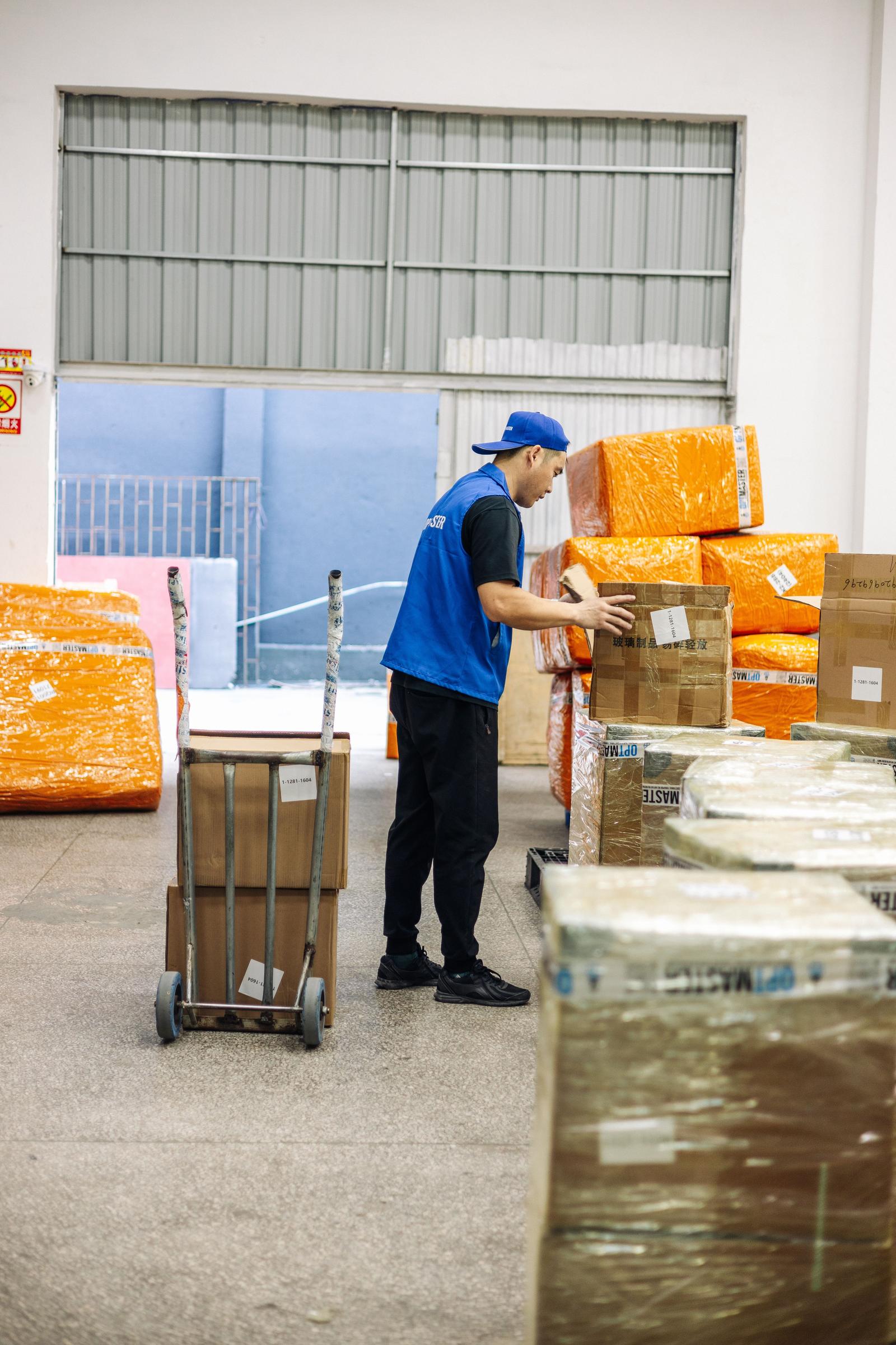 Сотрудник OptMaster на складе в Гуанчжоу готовит карго из Китая к отправке в Украину.