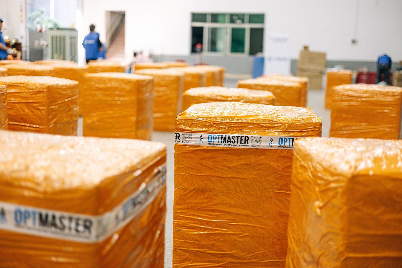 Упакованные карго-грузы OptMaster на складе в Гуанчжоу, готовые к отправке в Украину.