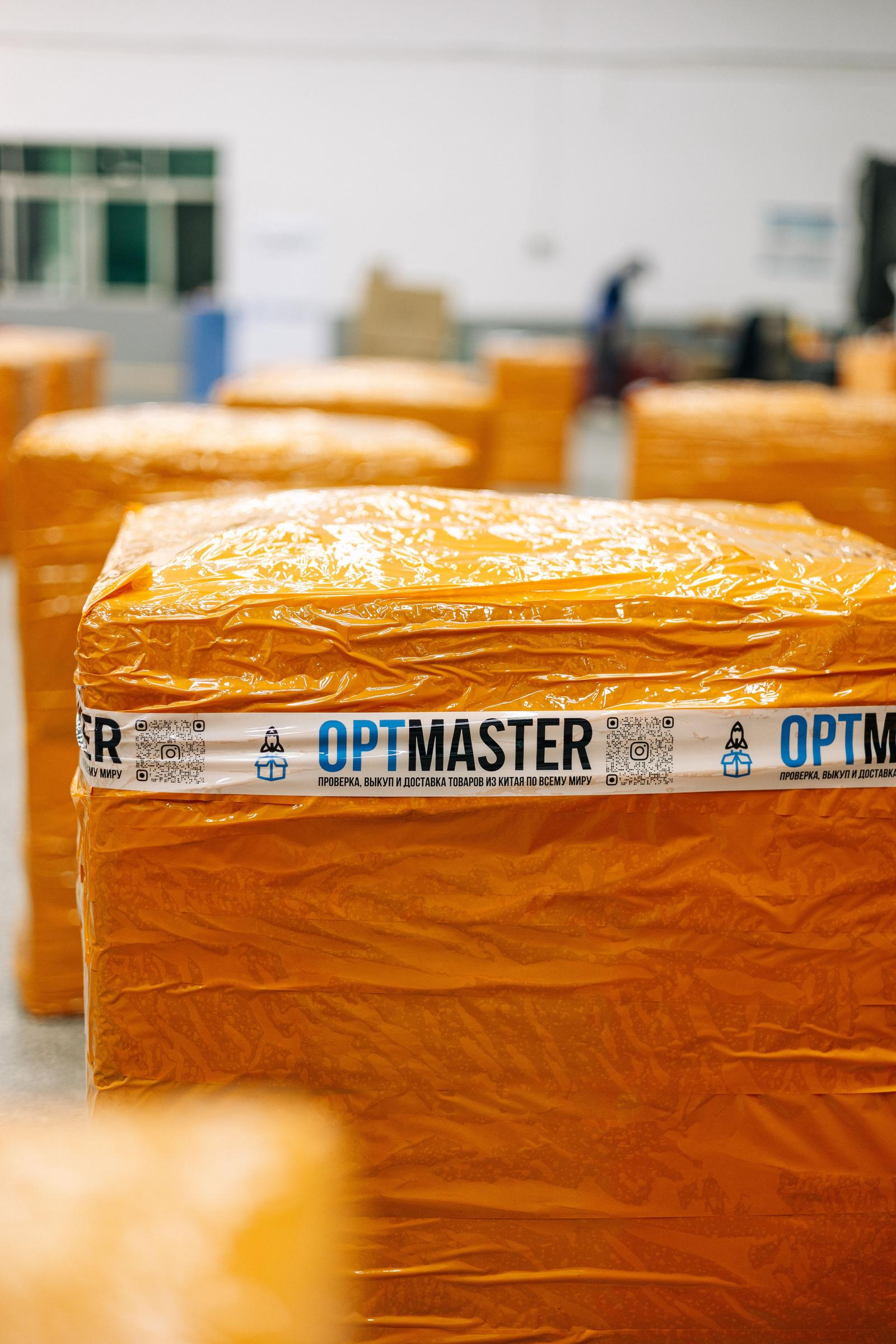 Брендовані вантажі OptMaster на складі в Гуанчжоу, Китай, готові до відправки в Україну.