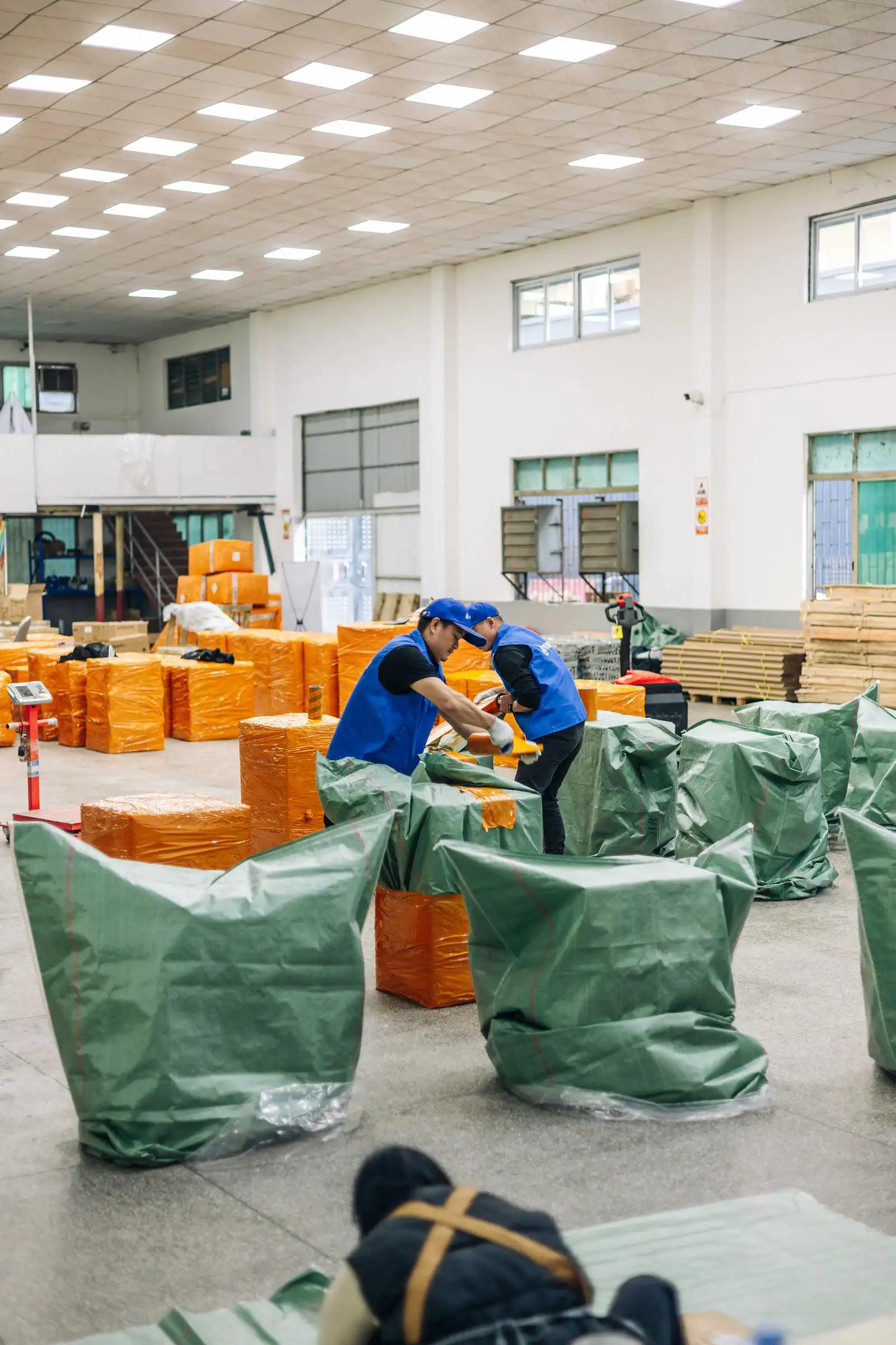 Працівники OptMaster сортують вантажі на складі в Гуанчжоу, готуючи до відправки в Україну.