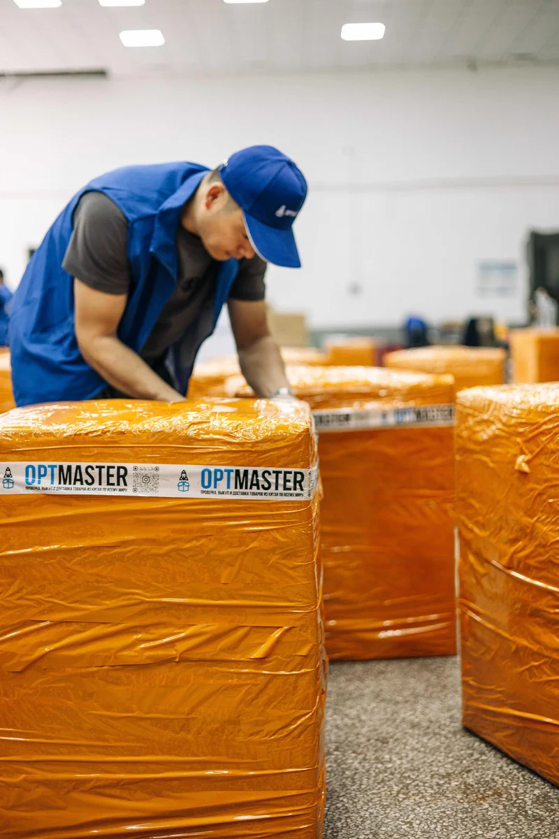 Працівник OptMaster на складі в Гуанчжоу готує брендований вантаж для відправки в Україну.